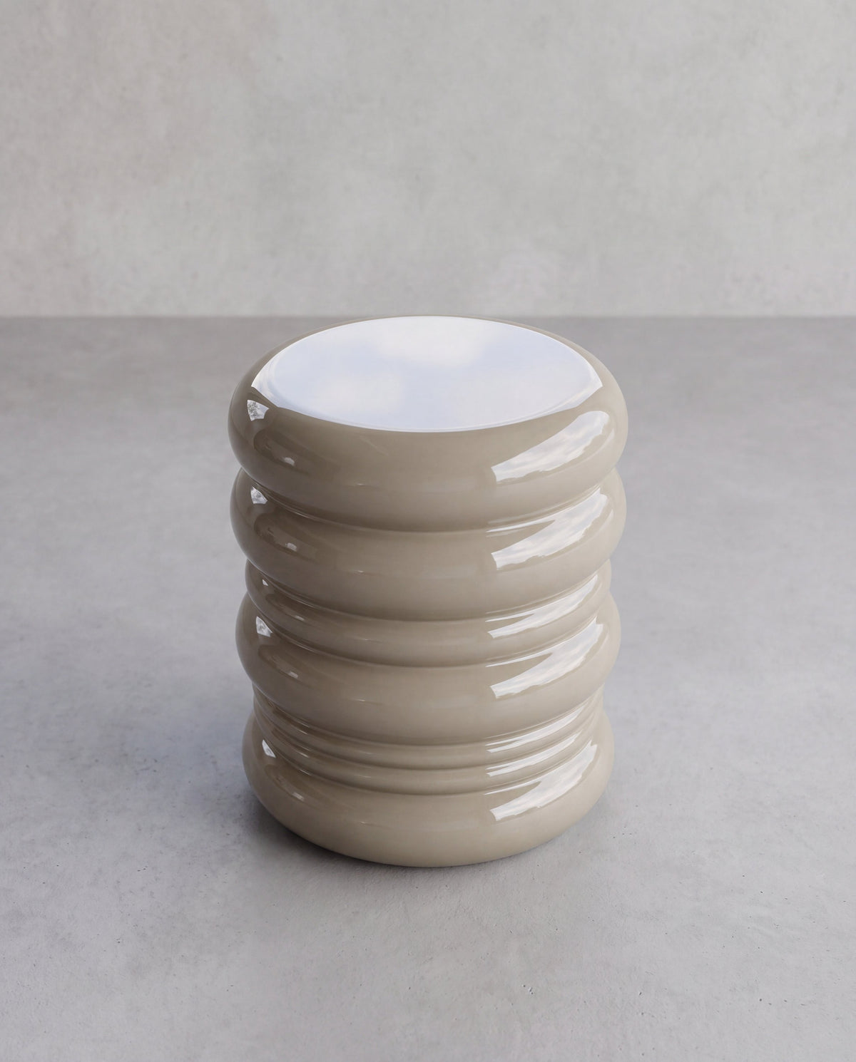 OTTO Side Table – sculptural side table, front view