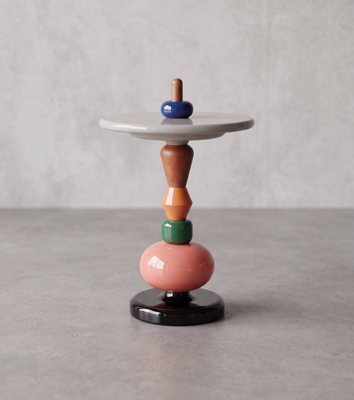 TOTO Side Table – stacked multicolor fiberglass elements on a solid wood rod