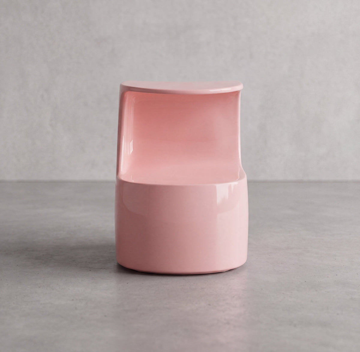 LOLA Side Table – angled view showing the open curved form in glossy pink