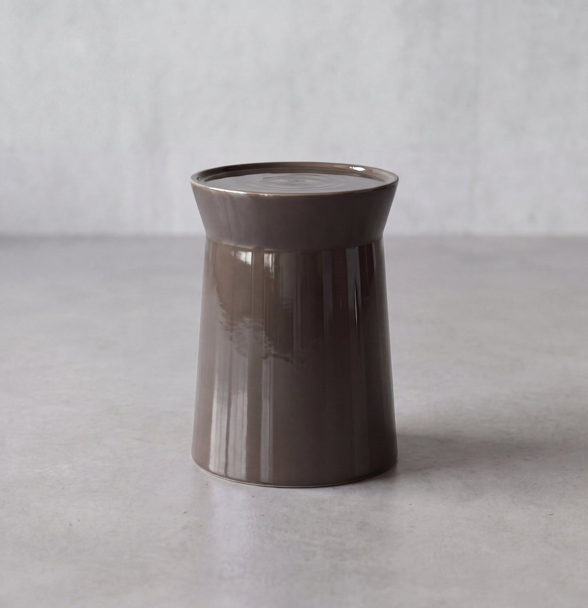 VIGGO Side Table – compact glossy fiberglass side table in Santo Grey with a curved silhouette